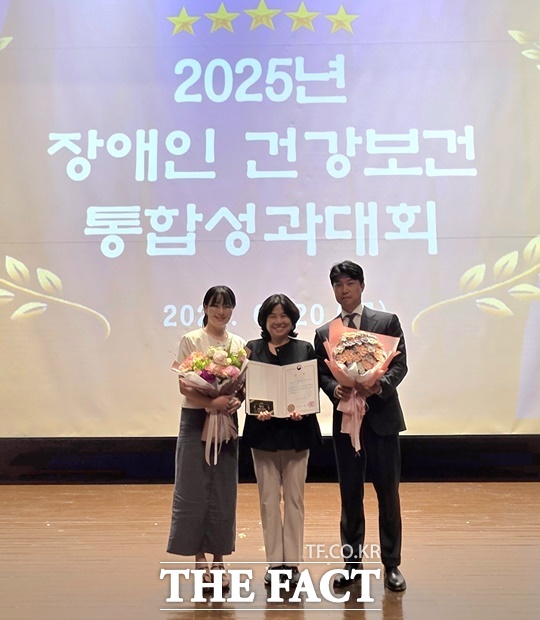 논산시가 20일 가톨릭대 서울성모병원에서 열린 2025년 장애인 건강보건 통합성과대회에서 2025년 지역사회중심재활사업 우수사례에 선정돼 보건복지부 장관상(우수상)을 관계자들이 수상하고 있다. /논산시