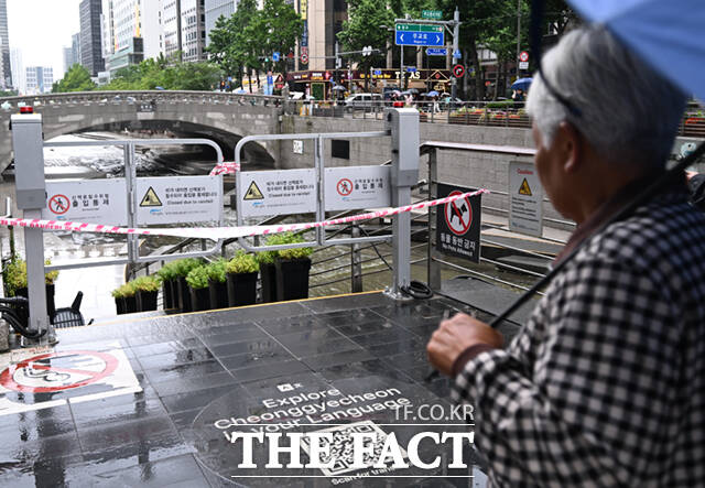 서울과 경기·인천에 각각 호우주의보, 호우경보가 발령된 20일 오전 서울 청계천 산책로 출입이 통제돼 있다. /이새롬 기자