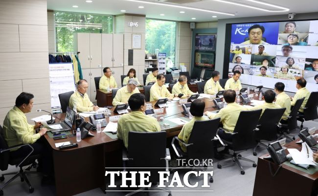 임병택 시흥시장(왼쪽)이 집중호우 대응 점검회의를 주재하고 있다./시흥시