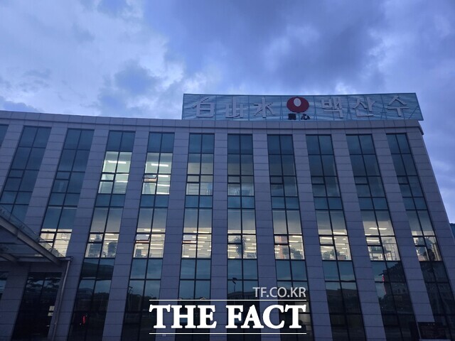 농심 백산수가 누적 매출액 1조1000억원을 돌파한 가운데 국내외 제품 인지도 확보를 위해 전략을 짜고 있다. 사진은 중국 이도백하 연변농심 백산수 공장 전경 /이도백하=우지수 기자