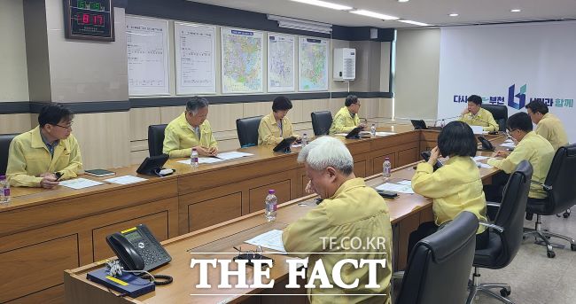 조용익 부천시장이 집중호우 대비 추진 상황을 점검하고 있다. /부천시