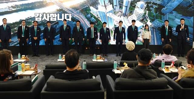 포스코이앤씨 직원들이 홍보관을 찾은 조합원들에게 인사를 하고 있다./포스코이앤씨