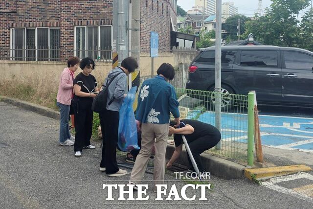 광주 서구가 여름철 장마에 대비해 침수 위험 지역에 대한 사전 점검을 실시하고 있다./광주 서구