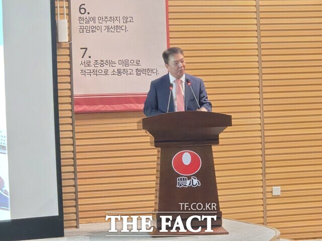 지난 16일 중국 연변농심 백산수 공장에서 열린 기자간담회에서 안명식 연변농심 대표이사가 취재진 질문에 답하고 있다. /이도백하=우지수 기자