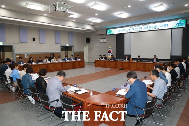 이승화 산청군수 주재로 ‘민선 8기 3주년 성과보고회’를 갖고 있다./산청군