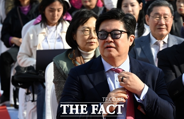 20일 MBK파트너스는 전날 김병주 회장이 국회 정무위 의원들과 만나 홈플러스 회생 방안을 설명하는 자리에서 1조원의 사재 출연을 요구받았으나 거부했다고 한 것에 대해 사실과 다르다고 해명했다. /임영무 기자