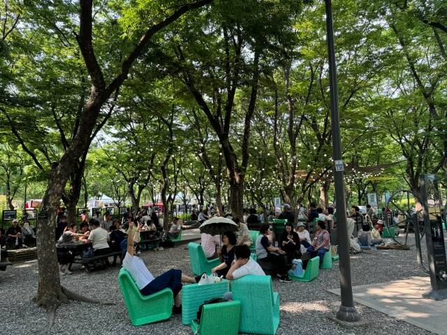 보라매공원이 낮에는 서울국제정원박람회로, 밤에는 무더위쉼터로 운영된다. /서울시