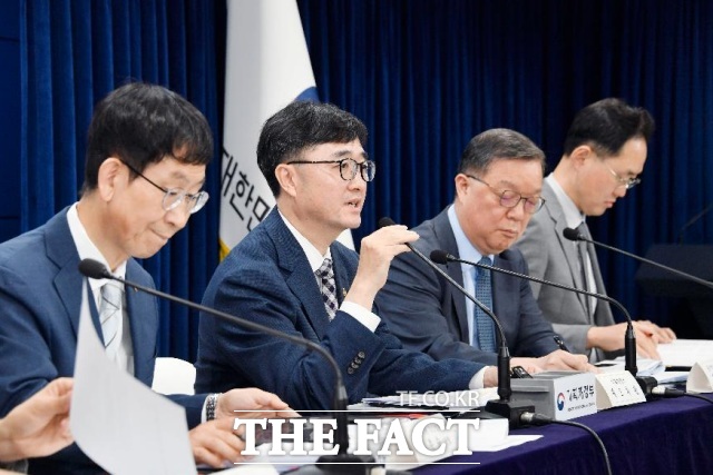 임기근 기획재정부 차관이 6월 18일 오후 정부세종청사 중앙동에서 열린 새정부 추가경정예산안 상세 브리핑에서 주요내용을 발표하고 있다. 기재부 제공