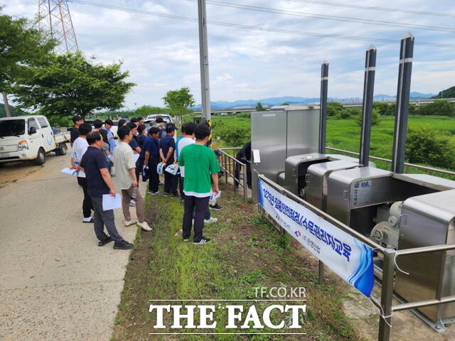 수문 작동 및 운영 현장 교육 진행 모습./아산시