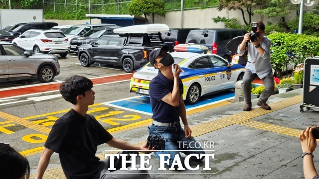 여자친구를 흉기로 찔러 살해한 의대생 최모 씨에게 사체손괴 혐의도 적용해야 한다며 피해여성 유족이 20일 경찰에 고소장을 제출했다. /강주영 기자