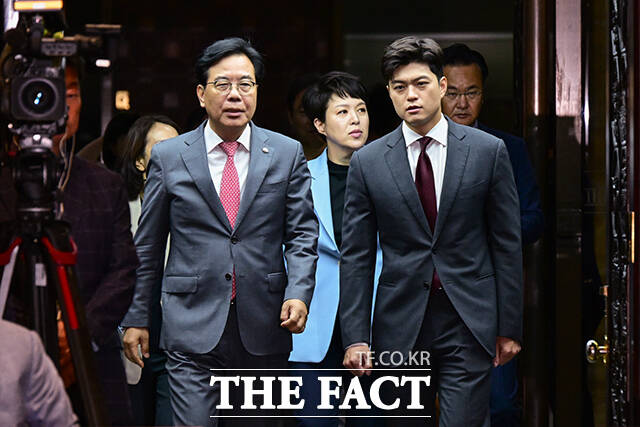 전례에 비추어볼 때 혁신위가 성공하기 위해선 국민 눈높이에 맞는 쇄신안과 지도부의 전적 수용이라는 조건이 선행돼야 한다. 사진은 김용태 국민의힘 비상대책위원장과 송언석 원내대표가 20일 오전 서울 여의도 국회에서 열린 비리백화점 이재명 정부 인사청문회 대책 긴급 의원총회에 참석하고 있는 모습. /남윤호 기자