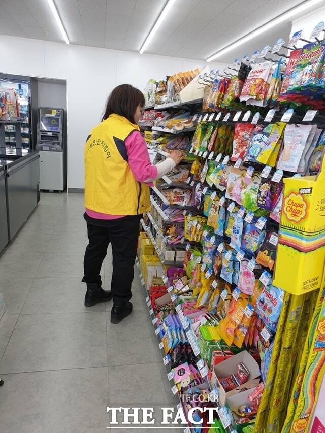 순천시가 지난 3월 어린이 식품안전보호구역을 대상으로 위생점검을 실시하고 있다./순천시