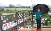  중랑천 통제 시설 점검하는 오언석 도봉구청장 [포토]