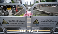  산책로 봉쇄된 청계천 [포토]