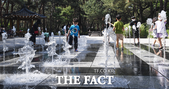 일요일인 22일 중부지방은 맑고 하늘을 보이고 남부지방은 오전까지 비가 내린 뒤 차차 갤 전망이다. /이새롬 기자