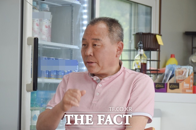 전국 대다수 어촌지역이 인구감소로 어려움을 겪는 가운데 충남 서산시 지곡면 중리·중왕마을은 반대로 어촌에 정착하는 사람들이 늘었다. 박현규 중왕어촌계장이자 서산해품 감태영어조합법인 대표이사는 중왕마을을 어촌계 활성화의 성공 모델을 만드는 데 앞장섰다. 그는 눈에 띄게 인구가 느는 건 아니다. 그렇더라도 1년에 총세대원 중 30%만 정착한다면 이 작은 마을에선 엄청난 일이라고 말했다. /서산=이철영 기자