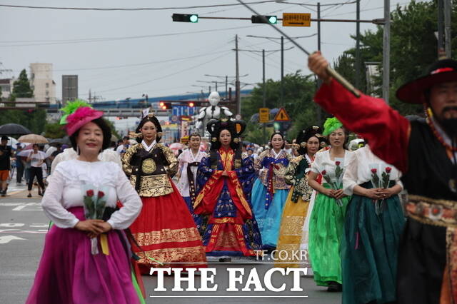 21일 오후 진행된 불빛 거리 퍼레이드에 시민 800여 명이 참여했다./ 포항시