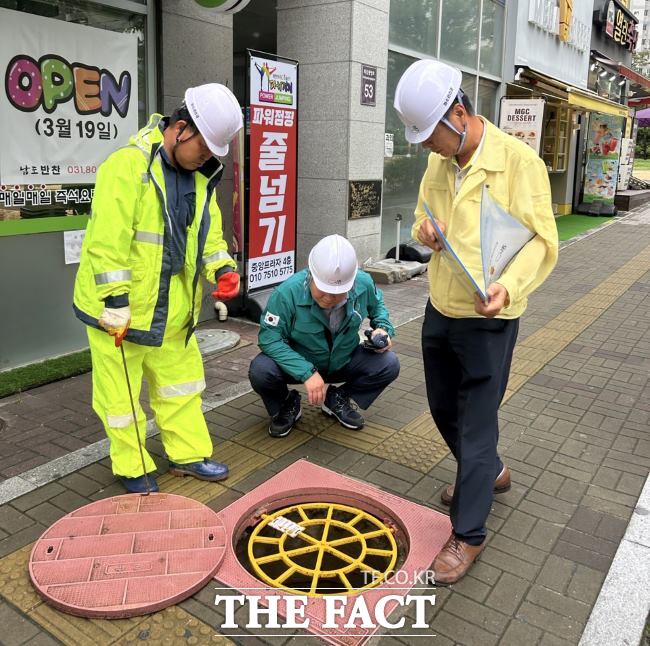 박승삼 시흥부시장(가운데)이 주요 하수도 시설을 점검하고 있다./시흥시
