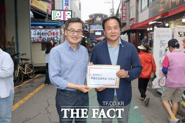 이권재 오산시장이 21일 오색시장에서 김동연(왼쪽) 경기도지사를 만나 건의서를 전달하고 있다./오산시