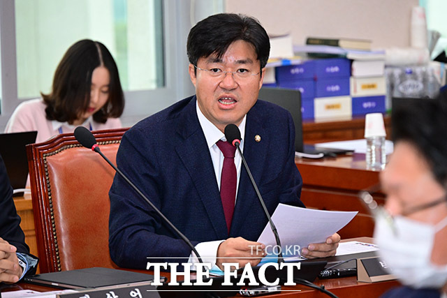 김병기 더불어민주당 당대표 직무대행 겸 원내대표가 22일 이재명 대통령과의 여야 지도부 오찬 회동에서 추경 통과에 대한 강한 의지를 피력한 것으로 전해졌다. /남윤호 기자