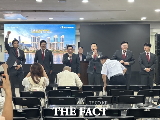 HDC현대산업개발이 22일 열린 용산정비창 전면1구역 재개발 조합 총회에서 시공사로 선정됐다. 이날 개표 결과가 나온 뒤 HDC현대산업개발 직원들은 조합원들을 향해 큰 절을 올렸다. /공미나 기자