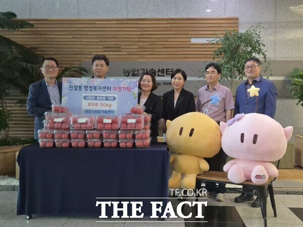 대전농업기술센터가 유성구 진잠동에 스마트팜 토마토 50kg을 기부했다./대전시