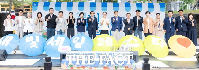 이재준(오른쪽 여덟번째) 수원시장 등이 21일 금곡동 어울림공원에서 열린 새빛세일세스타 개막식에 참석하고 있다./수원시