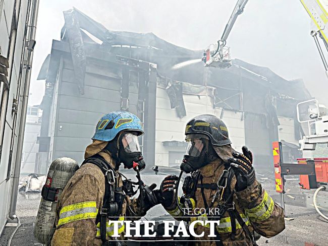 화성 전지공장 화재사고 현장 모습. /경기도