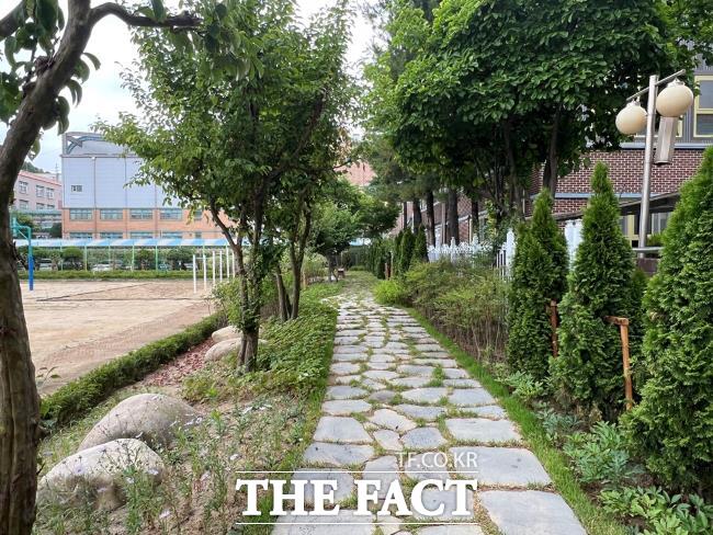 대안여중학교 학교숲 전경./안양시