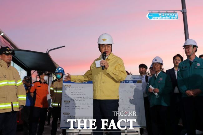 화성 전지공장 화재사고 현장에 선 김동연 경기도지사. /경기도