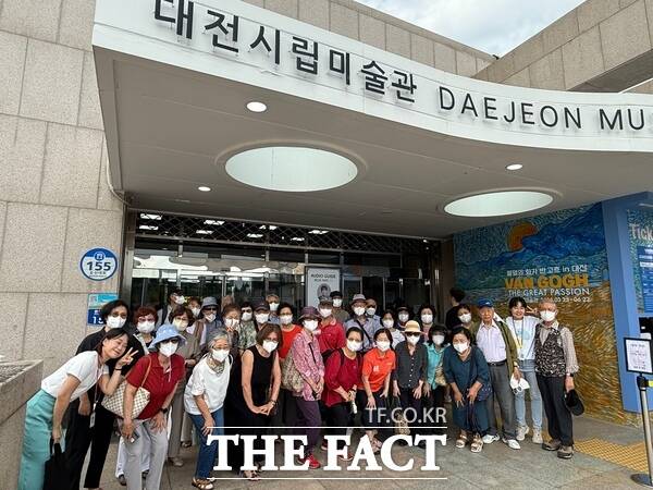 대전 서구는 치매 환자 및 가족의 정서적 지지와 심리적 회복을 돕기 위한 치유 프로그램 온기랑을 연간 8회 운영하고 있다. 사진은 20일 진행된 6회차 대전시립미술관 불멸의 화가 반 고흐 특별 전시회 관람 모습./대전 서구