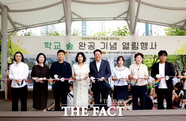 최대호 안양시장(가운데)이 대안여중 학교숲 완공 기념 행사에서 테이프 커팅을 하고 있다./안양시