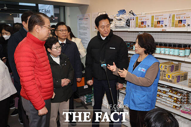 오세훈 서울시장(가운데)이 지난 1월 24일 서울 용산구 서울역쪽방촌 온기창고를 방문해 관계자와 대화하고 있다. /남윤호 기자