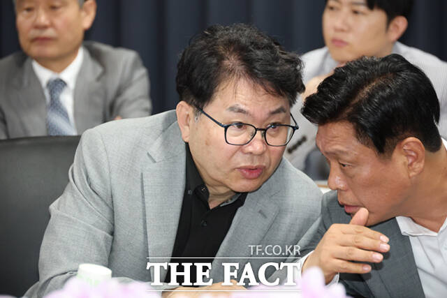 이한주 국정기획위원장(왼쪽)가 22일 서울 광화문 정부서울청사 창성동 별관에서 열린 국정위 기자간담회에서정부 부처별 업무보고를 놓고
