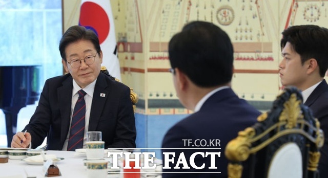 이재명 대통령이 22일 한남동 관저에서 열린 여야 지도부와 오찬에서 송언석 국민의힘 원내대표의 발언을 듣고 있다. /뉴시스