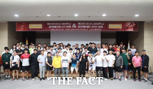 21일 충남도립대 및 청양 테니스코트에서 열린 제14회 총장배 테니스 및 제3회 배드민턴 대회에 참가한 충청권 교원들이 기념촬영을 하고 있다. /충남도립대