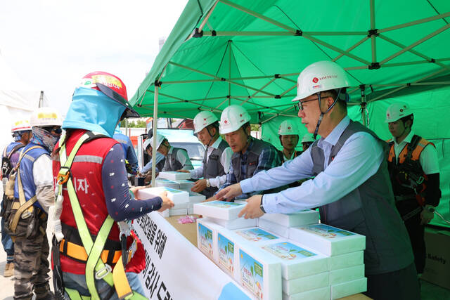 롯데건설은 지난 19일 대구 수성구에 있는 타임빌라스 수성 현장에서 여름철 무더위로부터 현장 근로자들의 건강을 지키기 위한 ICE BOMB 캠페인을 진행했다고 22일 밝혔다. /롯데건설