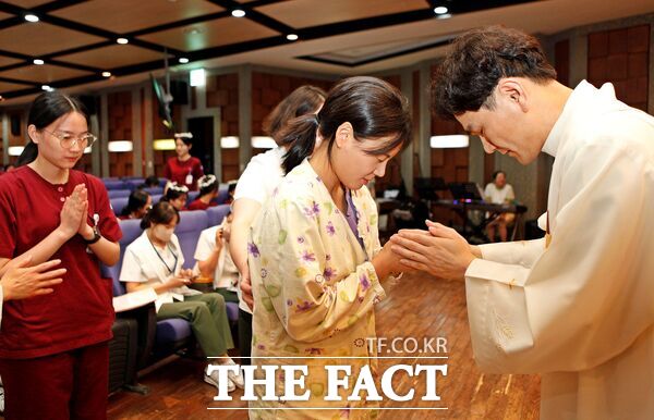 가톨릭대학교 대전성모병원은 20일 오후 병원 9층 대강당 상지홀에서 입사 1년이 된 간호사를 대상으로 ‘손축복식’을 진행했다./대전성모병원