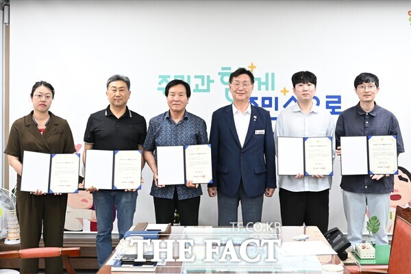 김제선 중구청장이 지난 19일 중구청에서 지역 서점 7곳에 생활문화시설 지정 인증서를 수여하고 있다./대전 중구