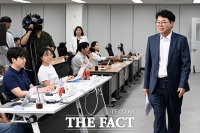 기자간담회 참석하는 이한주 위원장 [포토]