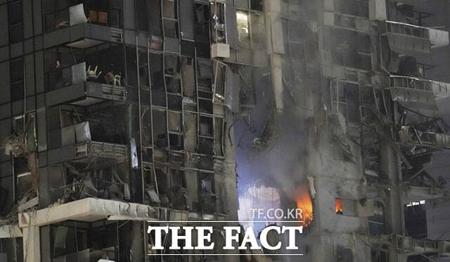 미국의 핵시설 공격에 이란이 호르무즈 해협 봉쇄로 맞대응하면서 현재 배럴당 70달러 후반대인 국제유가가 130달러까지 치솟을 수 있다는 경고가 나온다. 13일(현지시간) 이스라엘 텔아비브의 한 건물이 이란이 발사한 미사일에 맞아 화염과 연기가 치솟고 있다. /텔아비브=AP.뉴시스