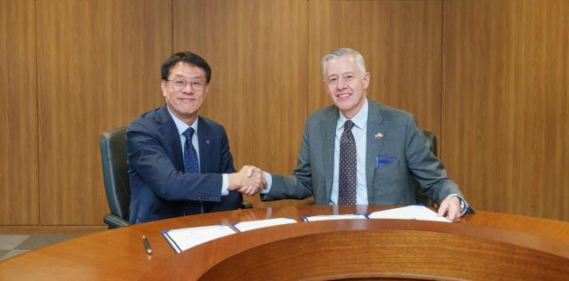 한화시스템과 노스롭그루먼이 통합 대공방어체계 기술 협력 MOU를 체결했다. 박성균 한화시스템 DE사업단장(왼쪽)과 켄 토도로프 노스롭 그루먼 지휘통제 및 무기 통합 부문 부사장이 기념 촬영을 하는 모습. /한화시스템