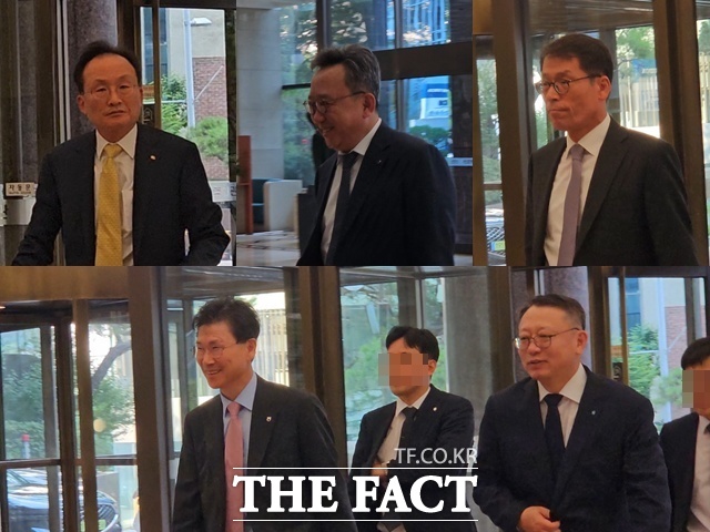 은행연합회가 23일 오후 은행회관에서 한은과의 소통 강화를 위해 한은 총재 초청 은행장 간담회를 개최한 가운데 은행장들이 간담회를 위해 입장하고 있다. (왼쪽부터 차례대로) 이환주 국민은행장, 정상혁 신한은행장, 김성태 기업은행장, 강태영 농협은행장, 정진완 우리은행장. /중구=이선영 기자