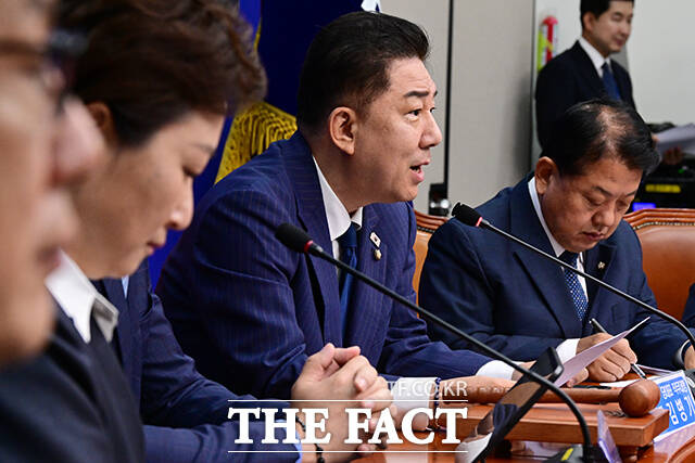 더불어민주당이 23일 코스피 5000 특별위원회를 출범하며 상법 개정안 처리에 속도내겠다고 밝혔다. 김병기 더불어민주당 대표 직무대행 겸 원내대표(가운데) 20일 오전 서울 여의도 국회에서 열린 최고위원회의에 참석해 모두발언을 하고 있다./남윤호 기자