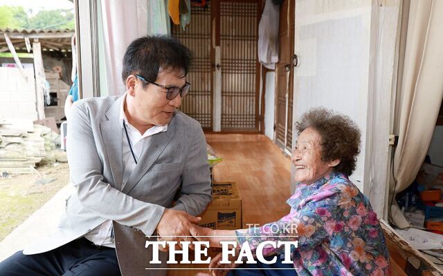 이상익 함평군수가 보훈의 달을 맞아 유공자 어르신들을 직접 찾아 뵙고 감사 인사를 전하고 있다. /함평군