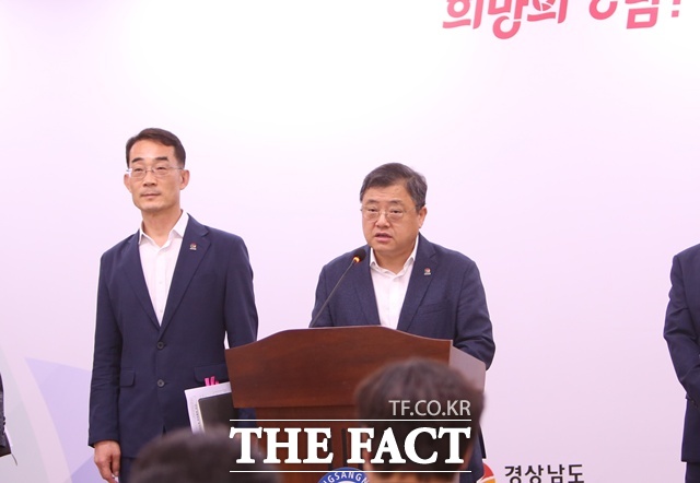 박명균 경남도행정부지사가 주식회사 마창대교와 벌인 국제중재에서 일부 승소와 관련해 브리핑을 하고 있다./경남도