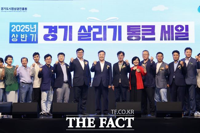 김성제 의왕시장(가운데)이 ‘경기 살리기 통큰세일’ 개막식에서 참석자들과 행사를 축하하고 있다./의왕시