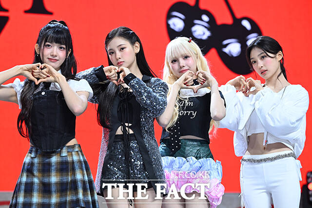 피네이션 신예 걸그룹 Baby DONT Cry(베이비돈크라이)의 쿠미와 이현, 미아, 베니(왼쪽부터)가 23일 오후 서울 용산구 블루스퀘어 SOL트래블홀에서 열린 데뷔 싱글 앨범 에프 걸(F Girl) 발매 기념 쇼케이스에 참석해 포즈를 취하고 있다. /서예원 기자