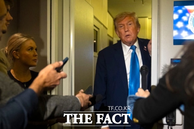 도널드 트럼프 미국 대통령은 미국이 이란 핵 시설에 직접적으로 첫 공습을 가한 22일(현지 시간) 이란의 정권 교체 가능성을 거론했다. 도널드 트럼프 미국 대통령이 16일 캐나다 캘거리에서 열린 주요 7개국(G7) 정상회담 일정을 단축해 워싱턴으로 조기 귀국하는 대통령 전용기 에어포스원에서 기자들과 이야기를 나누고 있다. /AP.뉴시스