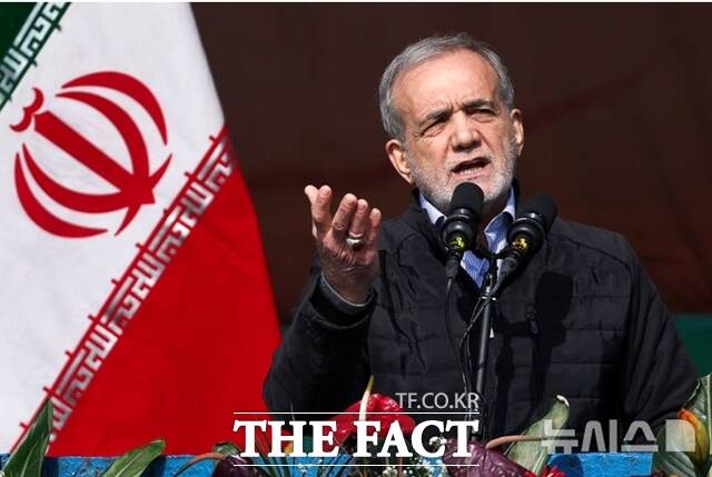 마수드 페제시키안 이란 대통령은 22일(현지시간) 미국의 이란 핵시설 공습을 두고 침략에 따른 응분의 보복을 받게 될 것이라고 경고했다. 마수드 페제시키안 이란 대통령이 지난달 10일(현지 시간) 이란 테헤란에서 열린 1979년 이슬람 혁명 기념행사에서 연설하고 있다. /AP/뉴시스